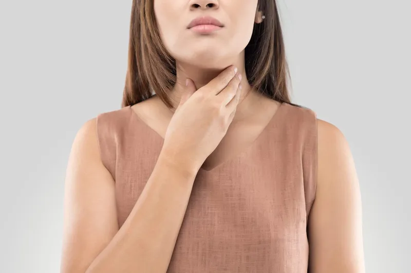 Súc miệng bằng nước muối là cách đơn giản làm dịu cơn đau họng một cách nhanh chóng. Ảnh: Familydoctor Súc miệng bằng nước muối là cách đơn giản làm dịu cơn đau họng một cách nhanh chóng. Ảnh: Familydoctor