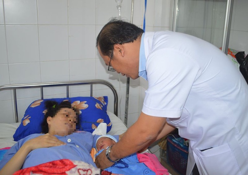 Sau 4 tiếng căng thẳng, bé trai nặng 3.1kg được chào đời khỏe mạnh. Đồng thời, ê kíp bác sĩ đã bảo tồn thành công tử cung cho sản phụ. Ảnh: BVCC Sau 4 tiếng căng thẳng, bé trai nặng 3.1kg được chào đời khỏe mạnh. Đồng thời, ê kíp bác sĩ đã bảo tồn thành công tử cung cho sản phụ. Ảnh: BVCC