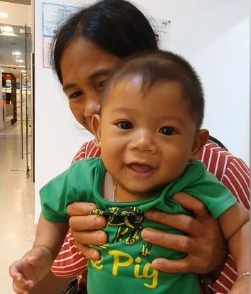 Bé K'Mười với ánh mắt đen lay láy luôn tươi cười, trở thành niềm vui cho cả nhà Bé K'Mười với ánh mắt đen lay láy luôn tươi cười, trở thành niềm vui cho cả nhà