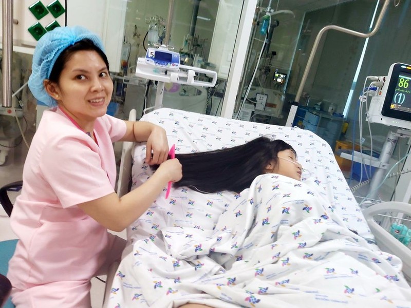 Nhân viên y tế đang chăm sóc cho bệnh nhi Nhân viên y tế đang chăm sóc cho bệnh nhi