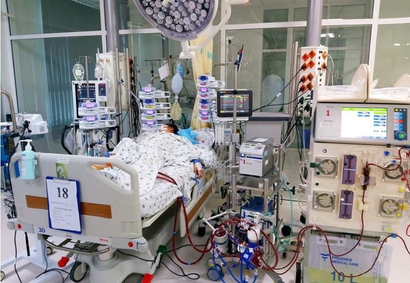 Bác sĩ thực hiện phương pháp ECMO kết hợp với lọc máu, đặt máy tạo nhịp, máy thở,… để cứu sống bệnh nhân. Bác sĩ thực hiện phương pháp ECMO kết hợp với lọc máu, đặt máy tạo nhịp, máy thở,… để cứu sống bệnh nhân.