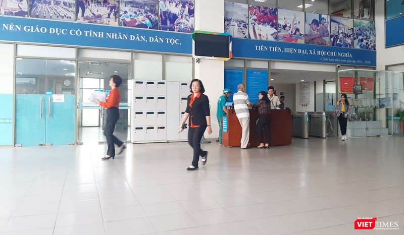 Chiều cùng ngày, nhiều người ra vào Sở GD&ĐT TP.HCM để họp và giải quyết công việc, phóng viên VietTimes vẫn không được phép vào bên trong.