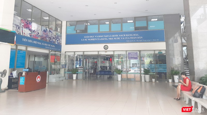 Sở GD&ĐT TP.HCM sáng ngày 13/12, bảo vệ cho biết cơ quan đang họp chi bộ