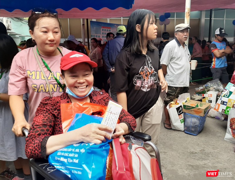 Một bệnh nhân có hoàn cảnh khó khăn vui mừng khi được mua hàng miễn phí tại phiên chợ 0 đồng. Ảnh: Nguyễn Trăm Một bệnh nhân có hoàn cảnh khó khăn vui mừng khi được mua hàng miễn phí tại phiên chợ 0 đồng. Ảnh: Nguyễn Trăm