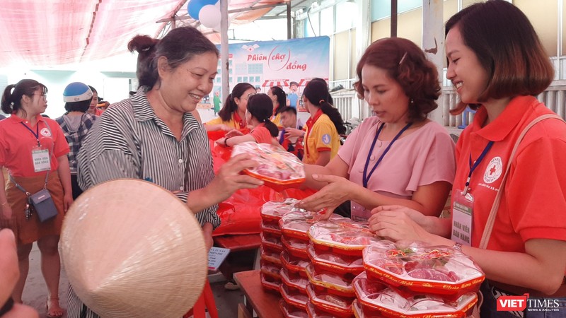 Cuối năm bệnh nhân khó khăn được mua hàng miễn phí. Ảnh: Nguyễn Trăm