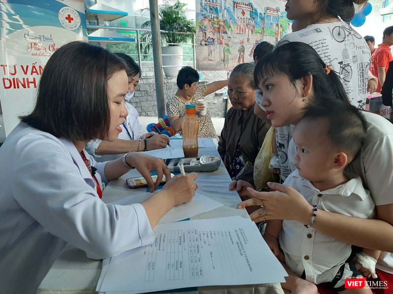 Bệnh nhân được tư vấn dinh dưỡng tại phiên chợ 0 đồng. Ảnh: Nguyễn Trăm Bệnh nhân được tư vấn dinh dưỡng tại phiên chợ 0 đồng. Ảnh: Nguyễn Trăm