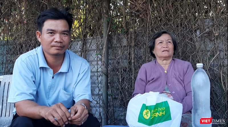 Ngồi bên đường, anh Phương và mẹ ruột kể lại hoàn cảnh thương tâm của vợ. Ảnh: Nguyễn Trăm Ngồi bên đường, anh Phương và mẹ ruột kể lại hoàn cảnh thương tâm của vợ. Ảnh: Nguyễn Trăm