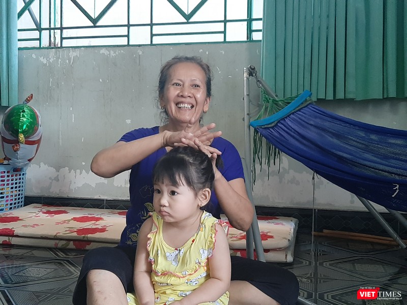 Khi được hỏi bà có muốn biết ai là người được chồng cứu không, bà Y. cười nói: "Biết làm chi hả con, mắc công người ta trả ơn, chỉ cần biết anh cứu được nhiều người là mừng lắm rồi". Ảnh: Nguyễn Trăm Khi được hỏi bà có muốn biết ai là người được chồng cứu không, bà Y. cười nói: "Biết làm chi hả con, mắc công người ta trả ơn, chỉ cần biết anh cứu được nhiều người là mừng lắm rồi". Ảnh: Nguyễn Trăm