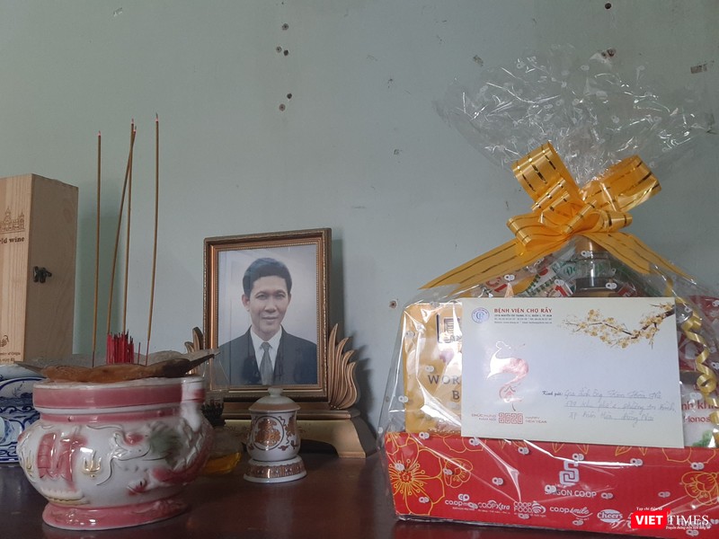 BV Chợ Rẫy TP.HCM đến thăm, gởi tặng gia đình bà Y. món quà tri ân. Ảnh: Nguyễn Trăm BV Chợ Rẫy TP.HCM đến thăm, gởi tặng gia đình bà Y. món quà tri ân. Ảnh: Nguyễn Trăm