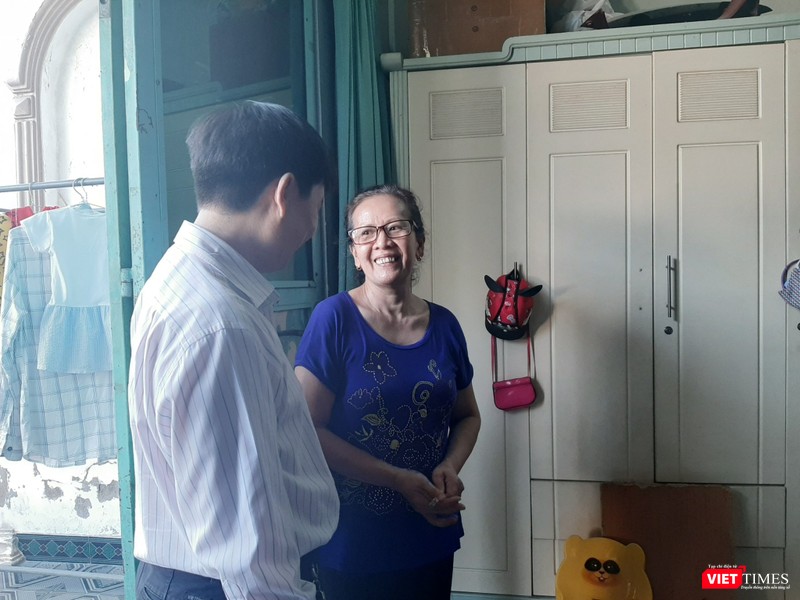 Bà Y. niềm nở đón chào đoàn bác sĩ BV Chợ Rẫy TP.HCM đến thăm, tri ân gia đình hiến tạng nhân đạo. Ảnh: Nguyễn Trăm Bà Y. niềm nở đón chào đoàn bác sĩ BV Chợ Rẫy TP.HCM đến thăm, tri ân gia đình hiến tạng nhân đạo. Ảnh: Nguyễn Trăm
