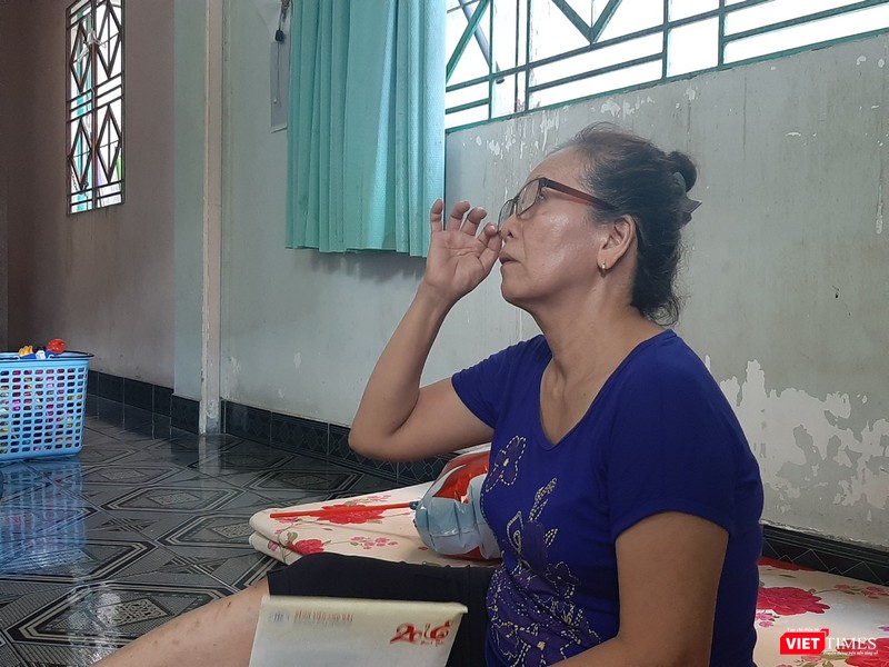 Bà Y. không ngăn được nước mắt khi nhớ về tháng ngày sống trong điều tiếng, oan ức bán tạng chồng. Ảnh: Nguyễn Trăm Bà Y. không ngăn được nước mắt khi nhớ về tháng ngày sống trong điều tiếng, oan ức bán tạng chồng. Ảnh: Nguyễn Trăm