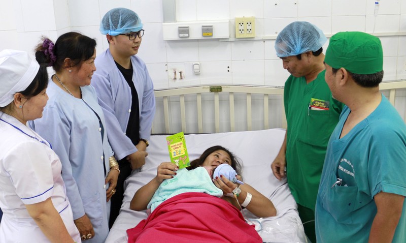 Lãnh đạo BV Phụ sản TP. Cần Thơ thăm, chúc Tết gia đình các công dân đầu tiên trong năm mới. Ảnh: BVCC Lãnh đạo BV Phụ sản TP. Cần Thơ thăm, chúc Tết gia đình các công dân đầu tiên trong năm mới. Ảnh: BVCC