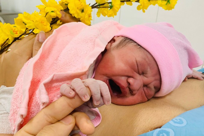 Một bé gái đáng yêu chào đời tại BV Từ Dũ TP.HCM vào thời khắc chuyển giao năm cũ và năm mới. Ảnh: BVCC Một bé gái đáng yêu chào đời tại BV Từ Dũ TP.HCM vào thời khắc chuyển giao năm cũ và năm mới. Ảnh: BVCC