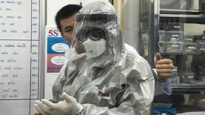 Đoàn công tác Bộ Y tế kiểm tra khu cách ly điều trị cho bệnh nhân nhiễm virus corona tại BV Chợ Rẫy TP.HCM vào ngày 23/1. Ảnh: L.P Đoàn công tác Bộ Y tế kiểm tra khu cách ly điều trị cho bệnh nhân nhiễm virus corona tại BV Chợ Rẫy TP.HCM vào ngày 23/1. Ảnh: L.P