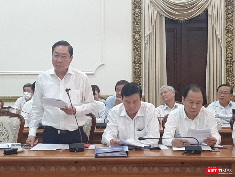 Ông Nguyễn Tấn Bỉnh - Giám đốc Sở Y tế TP.HCM trình UBND TP.HCM kế hoạch xây dựng BV Dã chiến. Ảnh: NT Ông Nguyễn Tấn Bỉnh - Giám đốc Sở Y tế TP.HCM trình UBND TP.HCM kế hoạch xây dựng BV Dã chiến. Ảnh: NT