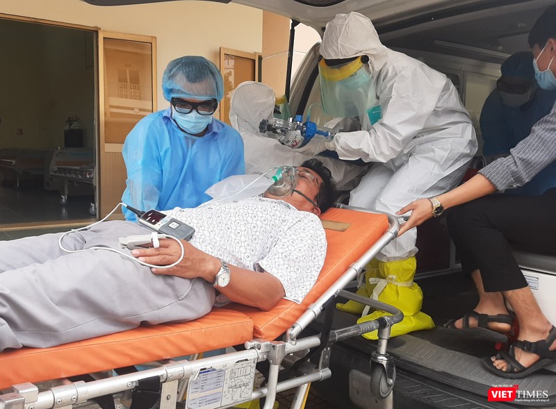 Cán bộ y bác sĩ đưa bệnh nhân xuống xe, chuyển vào phòng cấp cứu. Ảnh: Nguyễn Trăm Cán bộ y bác sĩ đưa bệnh nhân xuống xe, chuyển vào phòng cấp cứu. Ảnh: Nguyễn Trăm