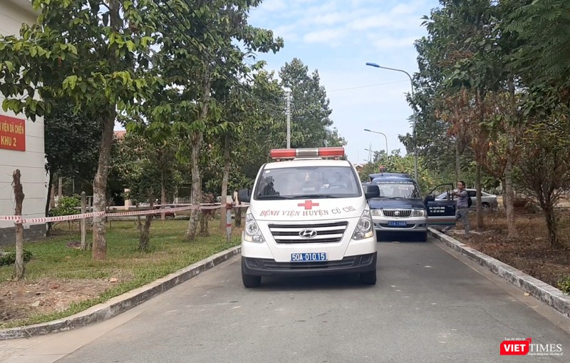Xe cấp cứu chở bệnh nhân vào bệnh viện. Ảnh: Nguyễn Trăm Xe cấp cứu chở bệnh nhân vào bệnh viện. Ảnh: Nguyễn Trăm