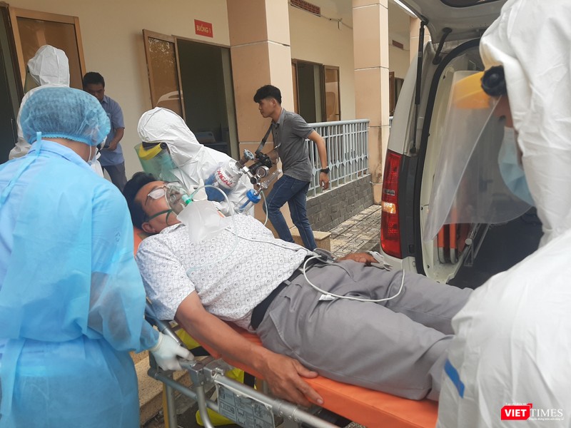 Diễn tập cấp cứu bệnh nhân nghi nhiễm virus Covid - 19 tại BV Dã chiến TP.HCM. Ảnh: Nguyễn Trăm