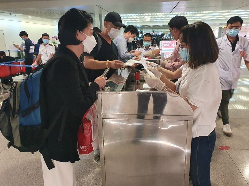 Hành khách điền vào tờ khai y tế. Ảnh: CDC Hành khách điền vào tờ khai y tế. Ảnh: CDC