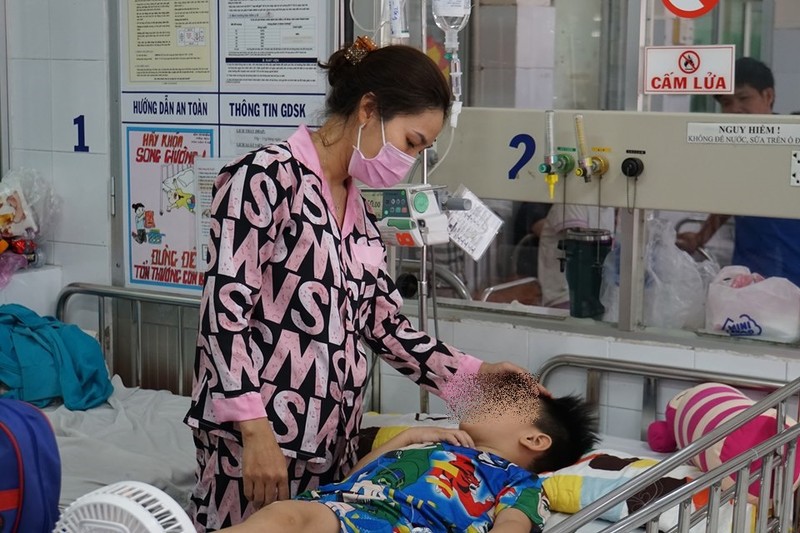 Bé trai nuốt bi sắt suốt 6 ngày, may mắn được cứu sống. Ảnh: P.A Bé trai nuốt bi sắt suốt 6 ngày, may mắn được cứu sống. Ảnh: P.A