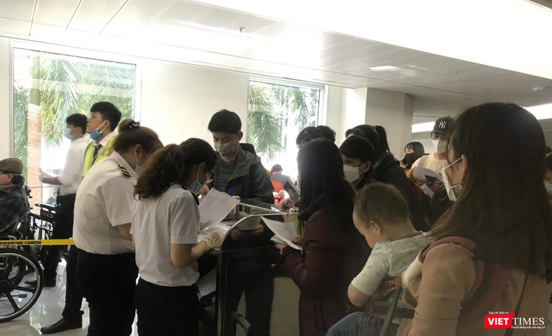 Kiểm dịch Y tế tại sân bay Tân Sơn Nhất. Ảnh: T.T