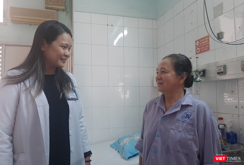 Bác sĩ Trang Mộng Hải Yên thăm hỏi tình hình sức khỏe bệnh nhân. Ảnh: Nguyễn Trăm