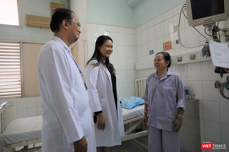 Bệnh nhân vui mừng cảm ơn bác sĩ đã cứu chữa cho bà. Ảnh: Nguyễn Trăm