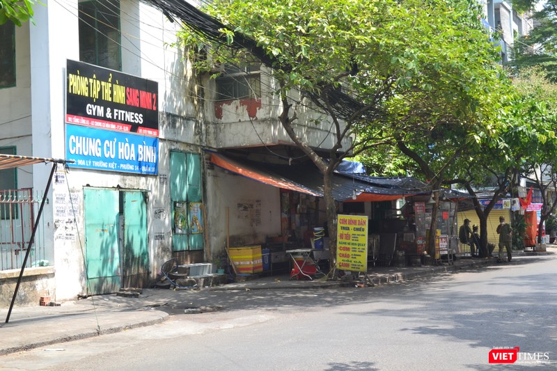 Các hàng quán khu vực chung cư Hòa Bình đều vắng vẻ. Ảnh: Nguyễn Trăm