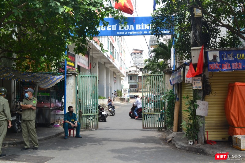 Lực lượng an ninh đảm bảo "nội bất xuất, ngoại bất nhập". Ảnh: Nguyễn Trăm