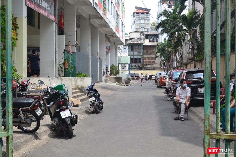 Bên trong khuôn viên chung cư Hòa Bình vắng vẻ. Ảnh: Nguyễn Trăm