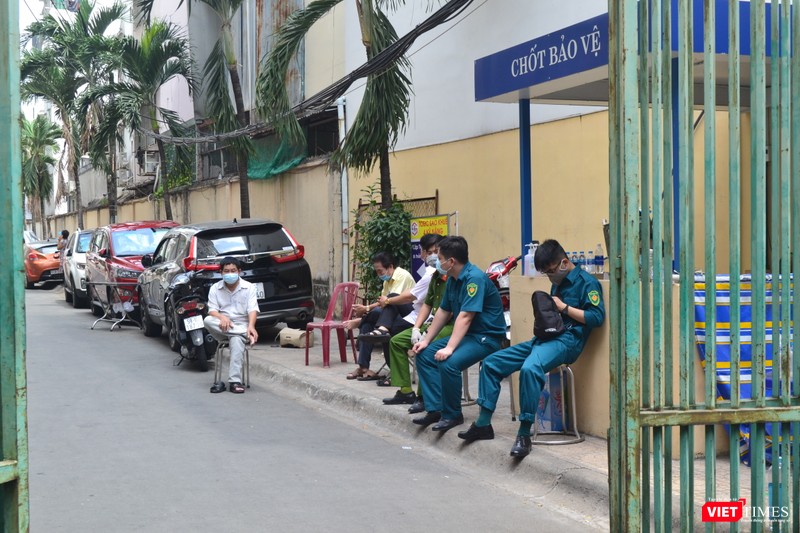 Lực lượng an ninh địa phương bảo vệ nghiêm ngặt chung cư Hòa Bình. Ảnh: Nguyễn Trăm