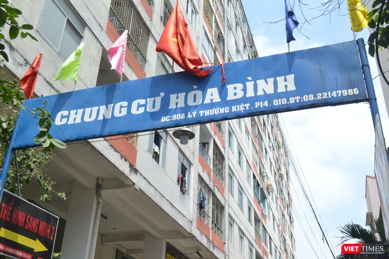 Chung cư Hòa Bình trên địa bàn phường 14, quận 10, TP.HCM. Ảnh: Nguyễn Trăm