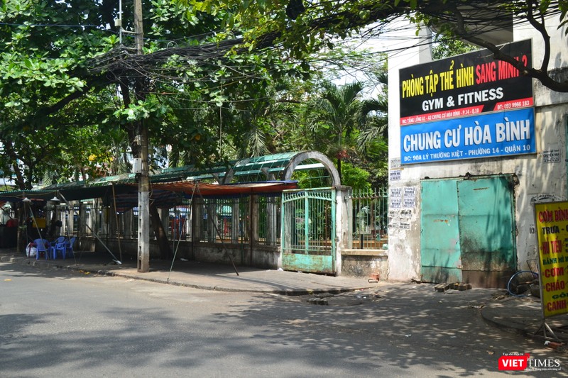 Các hàng quán quanh khu vực chung cư Hòa Bình đều đã đóng cửa từ sáng sớm. Ảnh: Nguyễn Trăm