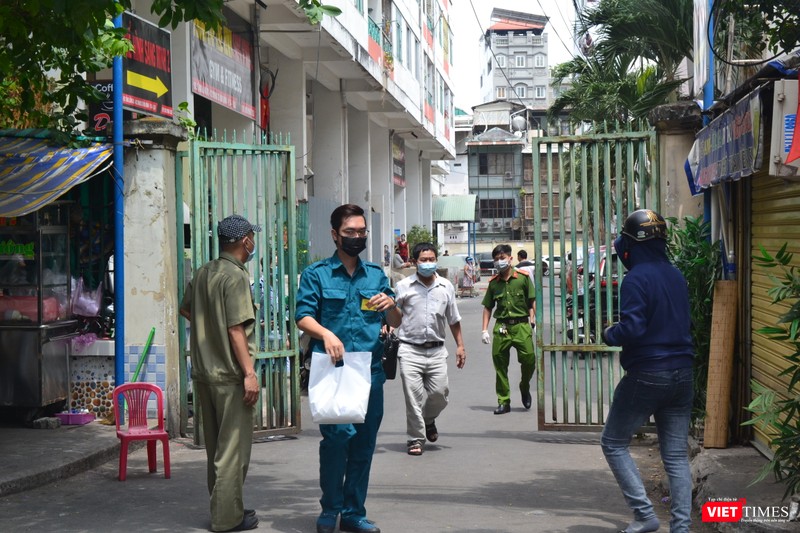 Các hoạt động giao nhận hàng hóa đều thông qua lực lượng an ninh địa phương. Ảnh: Nguyễn Trăm