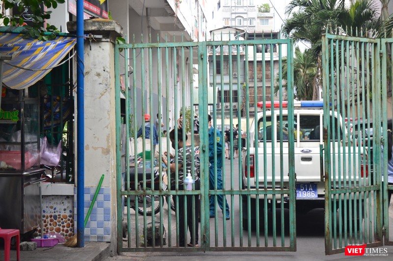 Chung cư Hòa Bình được phong tỏa nghiêm ngặt. Ảnh: N.T