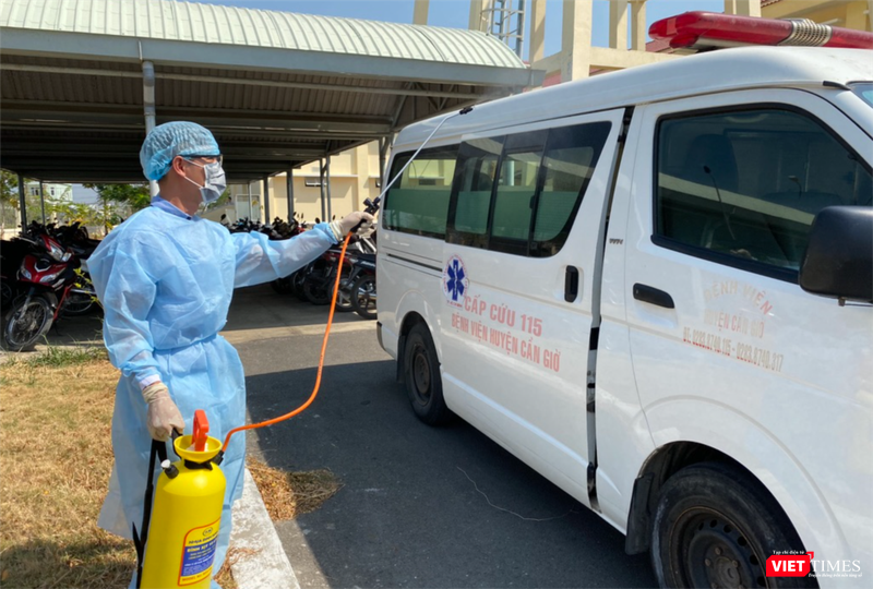 Khử trùng xe chuyển bệnh trước khi xe ra khỏi BV. Ảnh: Sở Y tế TP.HCM