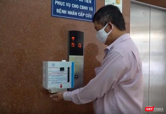 BV Thống Nhất TP.HCM trang bị máy rửa tay tự động tại khu vực thang máy, phục vụ bệnh nhân. Ảnh: BV Thống Nhất TP.HCM