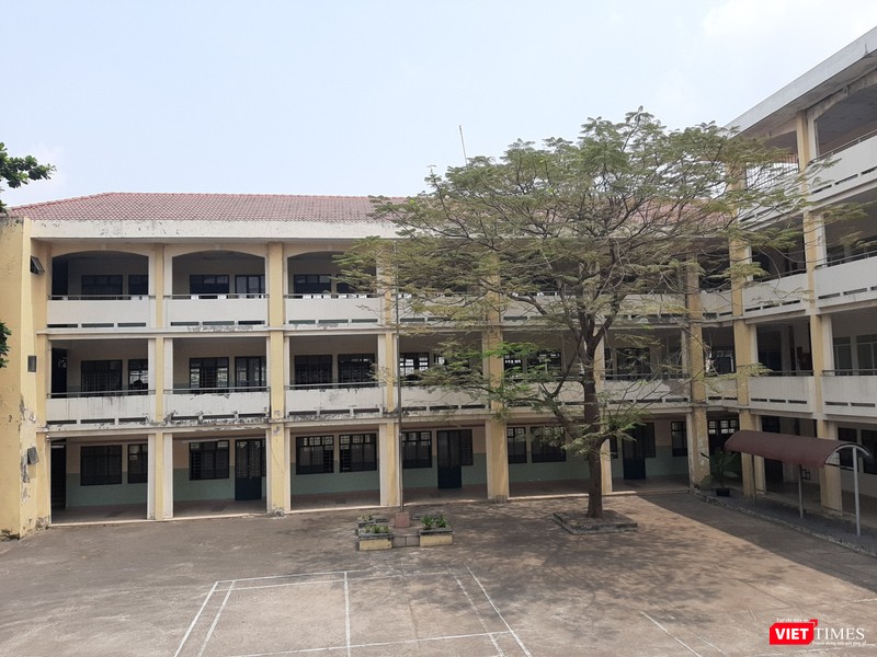 Khuôn viên khu cách ly tập trung quận 2. Ảnh: N.T