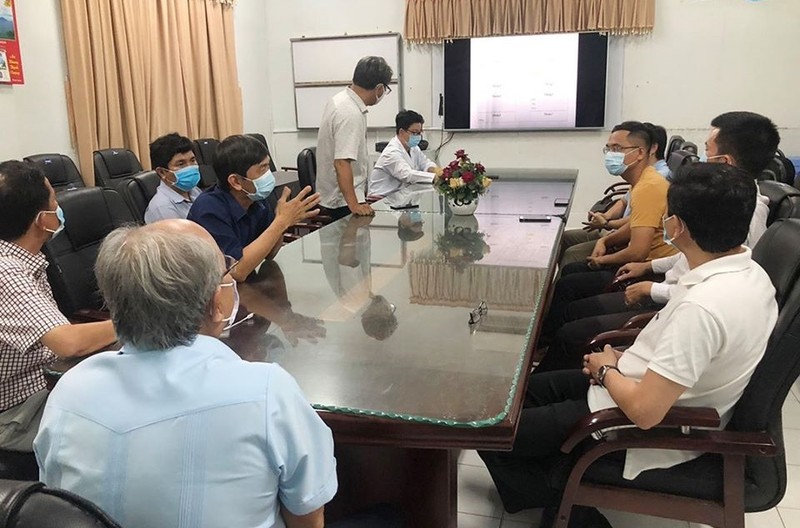 Bác sĩ BV Chợ Rẫy trao đổi với các bác sĩ ở BV địa phương tỉnh Tây Ninh. Ảnh: BVCR