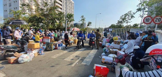 Người nhà tiếp tế cho người cách ly ở ký túc xá Đại học Quốc gia TP.HCM. Ảnh: Internet