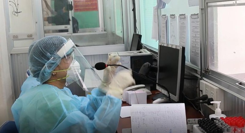 Nhân viên y tế BV Chợ Rẫy sử dụng tấm chắn giọt bắn. Ảnh: Cắt từ clip BVCC