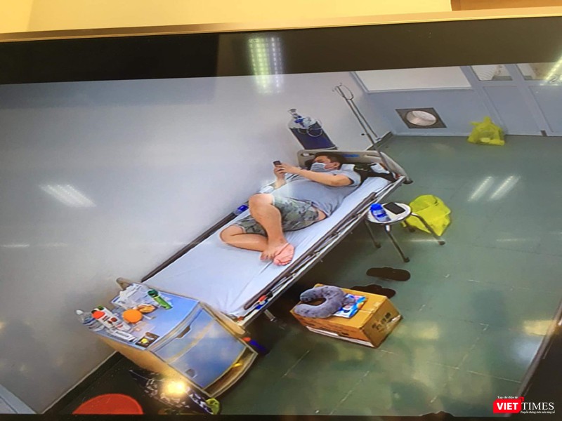 Theo dõi bệnh nhân qua camera. Ảnh: P.N