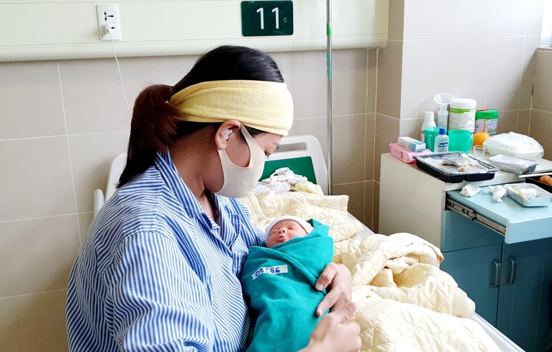 Một sản phụ sinh con tại BV Bạch Mai trong thời gian BV cách ly để phòng chống dịch COVID-19. Ảnh: BVCC Một sản phụ sinh con tại BV Bạch Mai trong thời gian BV cách ly để phòng chống dịch COVID-19. Ảnh: BVCC