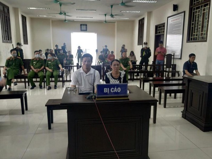 Hai bị cáo Nguyễn Văn Lẫm và Phạm Thị Quyết tại tòa. Ảnh: Kiến Thức