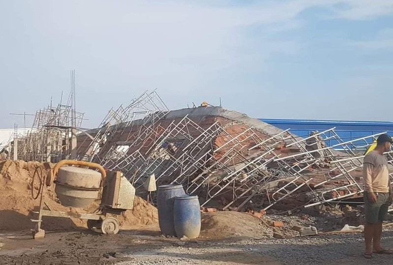 Hiện trường vụ sập tường.