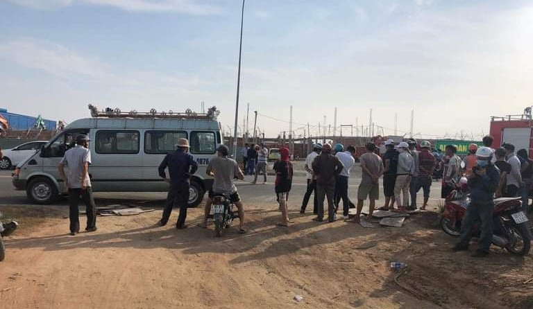 Các lực lượng chức năng nỗ lực tìm kiếm nạn nhân trong đống đổ nát.