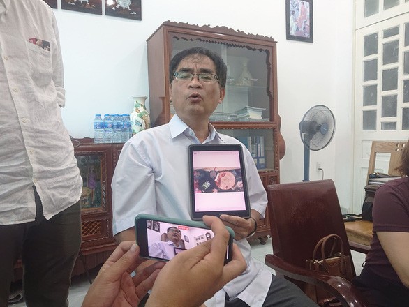 Luật sư Trần Hồng Phong cung cấp thông tin cho báo chí. Ảnh: Tuổi Trẻ