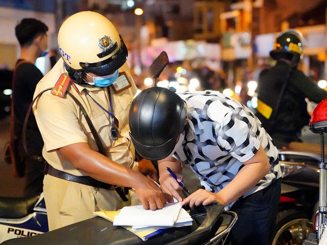 CSGT TP.HCM kiểm tra người tham gia thông. Ảnh: Thanh Niên