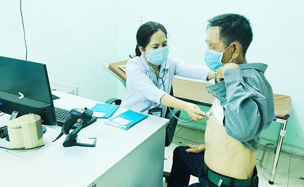 Bác sĩ thăm khám cho bệnh nhân. Ảnh: Báo Đồng Nai