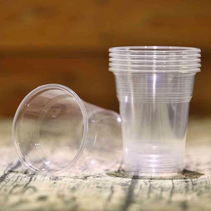 Ly nhựa sử dụng 1 lần là lựa chọn yêu thích của nhiều người nhưng lại tiềm ẩn nhiều nguy cơ đối với sức khỏe và là nguồn gây ra hạt vi nhựa. Ảnh: Internet ly nhua su dung 1 lan